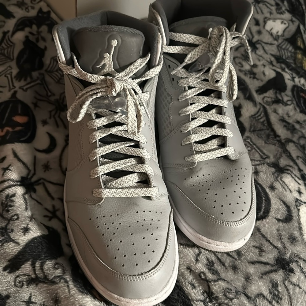 Slightly used grey & white mens jordans size 13